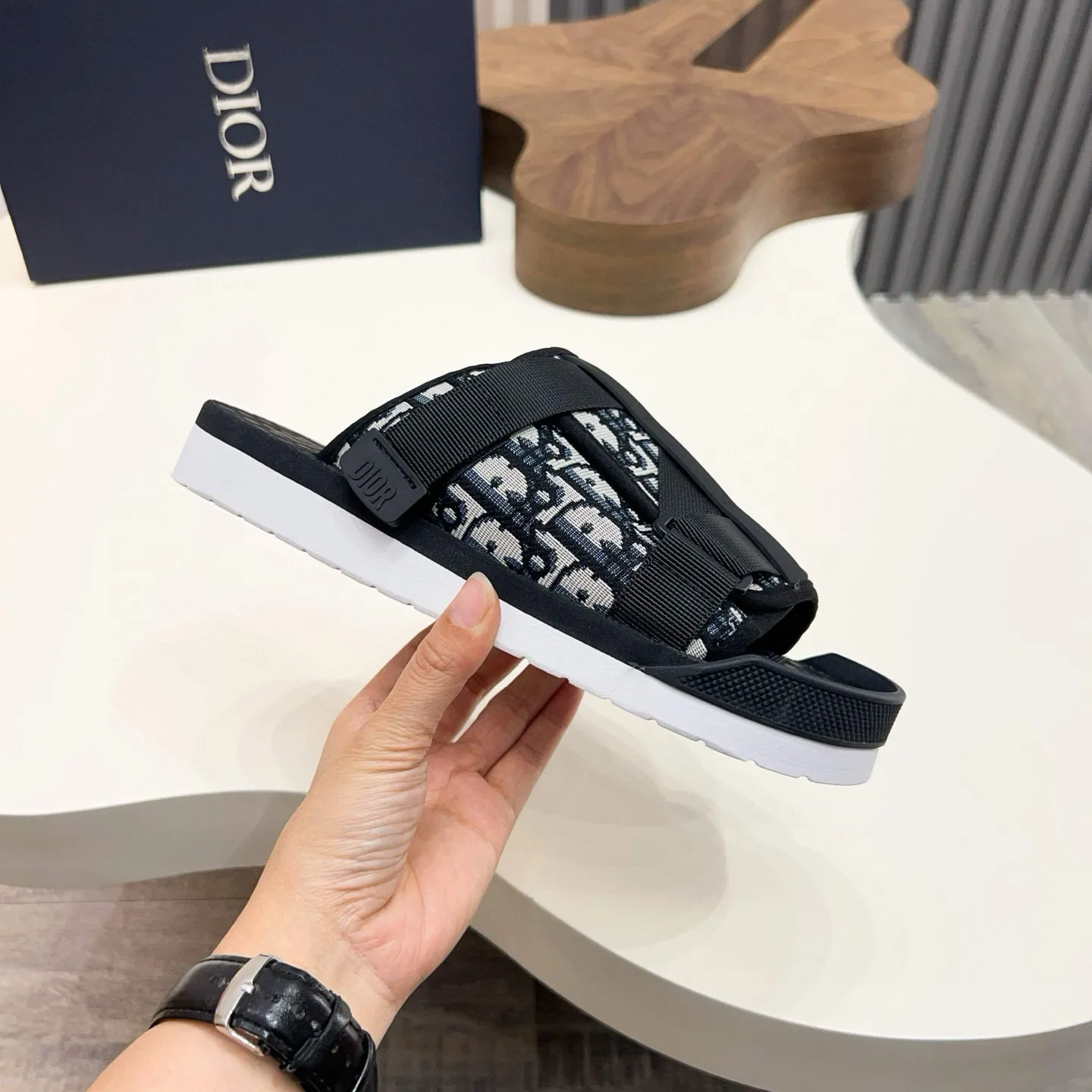 Factory price: 280💰Dior Alias ​​men's leather slippers. This Alias ​​sandal is a new summer product, showing a casual and elegant style. Carefully crafted from grained cow leather and Oblique printed fabric, with cowhide lining! Cross-strap design with metal-clad brass CD Diamond logo. The imported cowhide leather and rubber sole adds sophistication and comfort, while Oblique print-effect anti-slip panels add style. Size: 38-44 (45 customized)